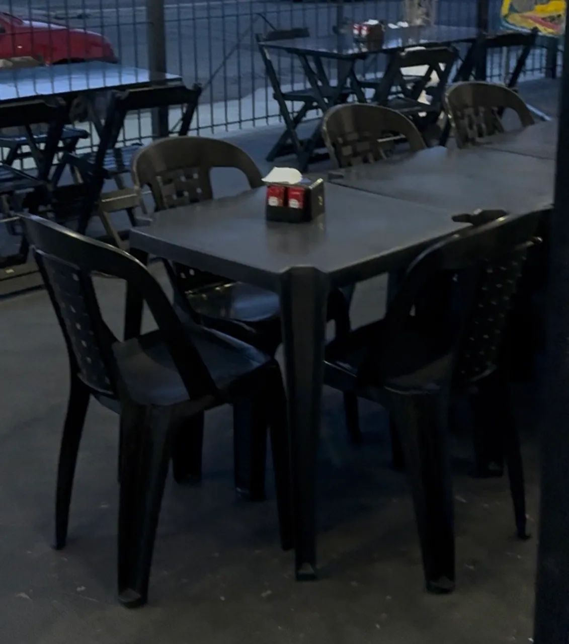 Conjunto de mesas e cadeiras de plástico resistente!