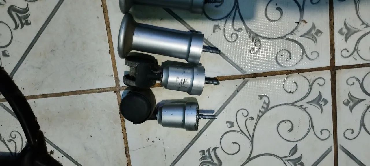Pés para cama box semi novos completos. - Foto 3