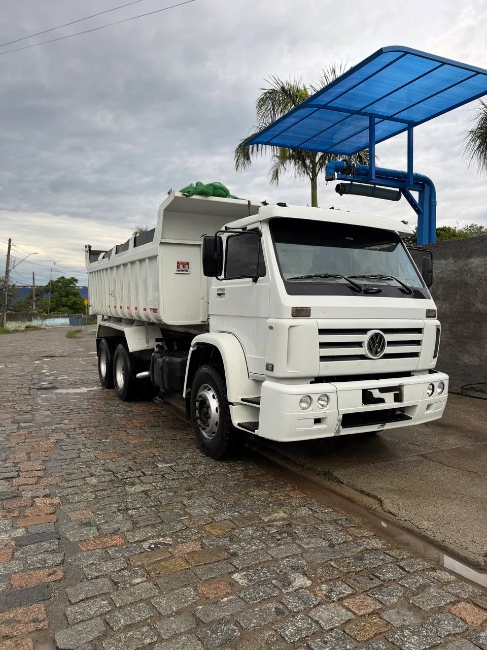 Caminhão Vw caçamba traçado 