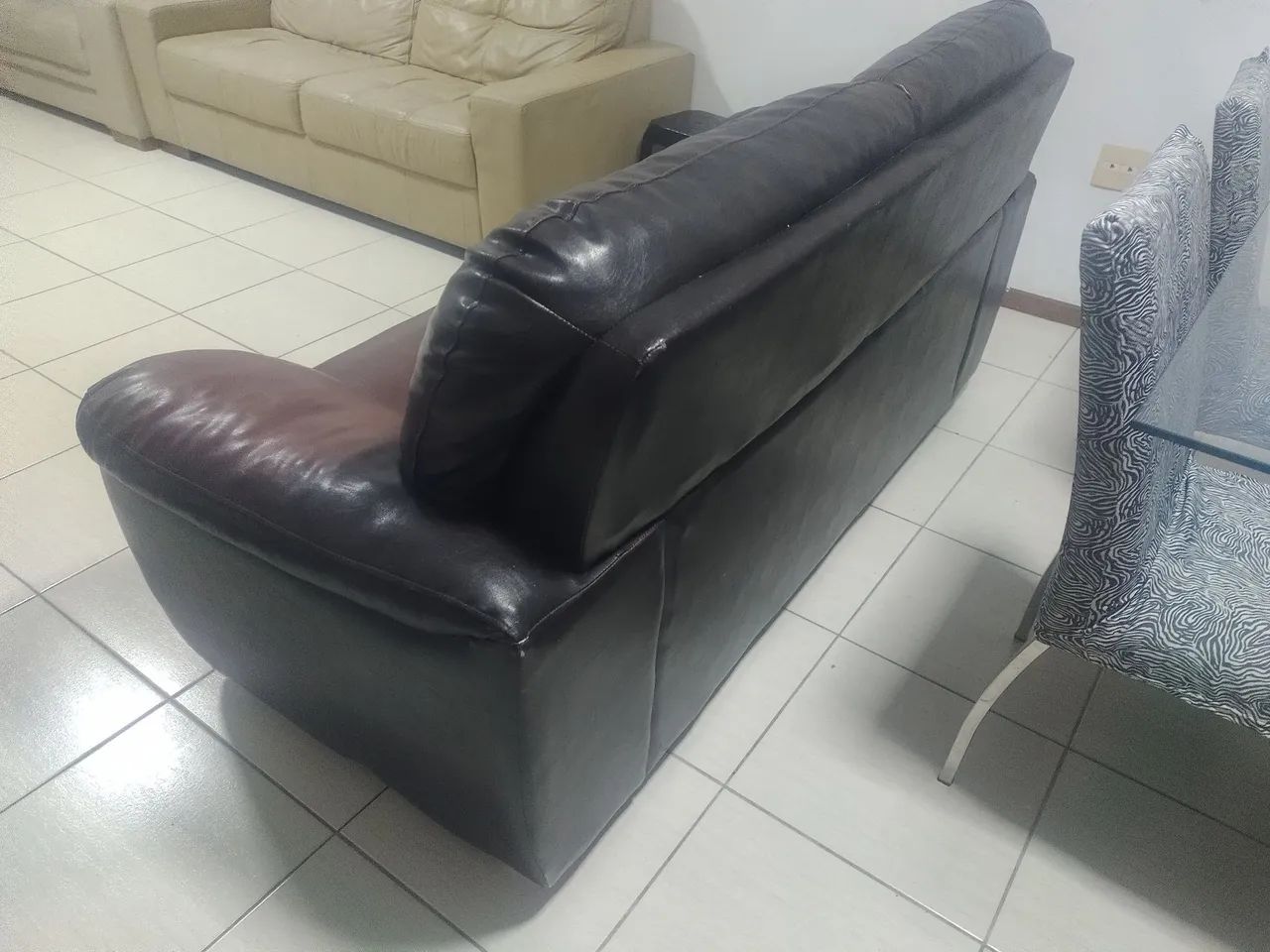 Sofá de couro confortável 03 lugares  - Foto 3
