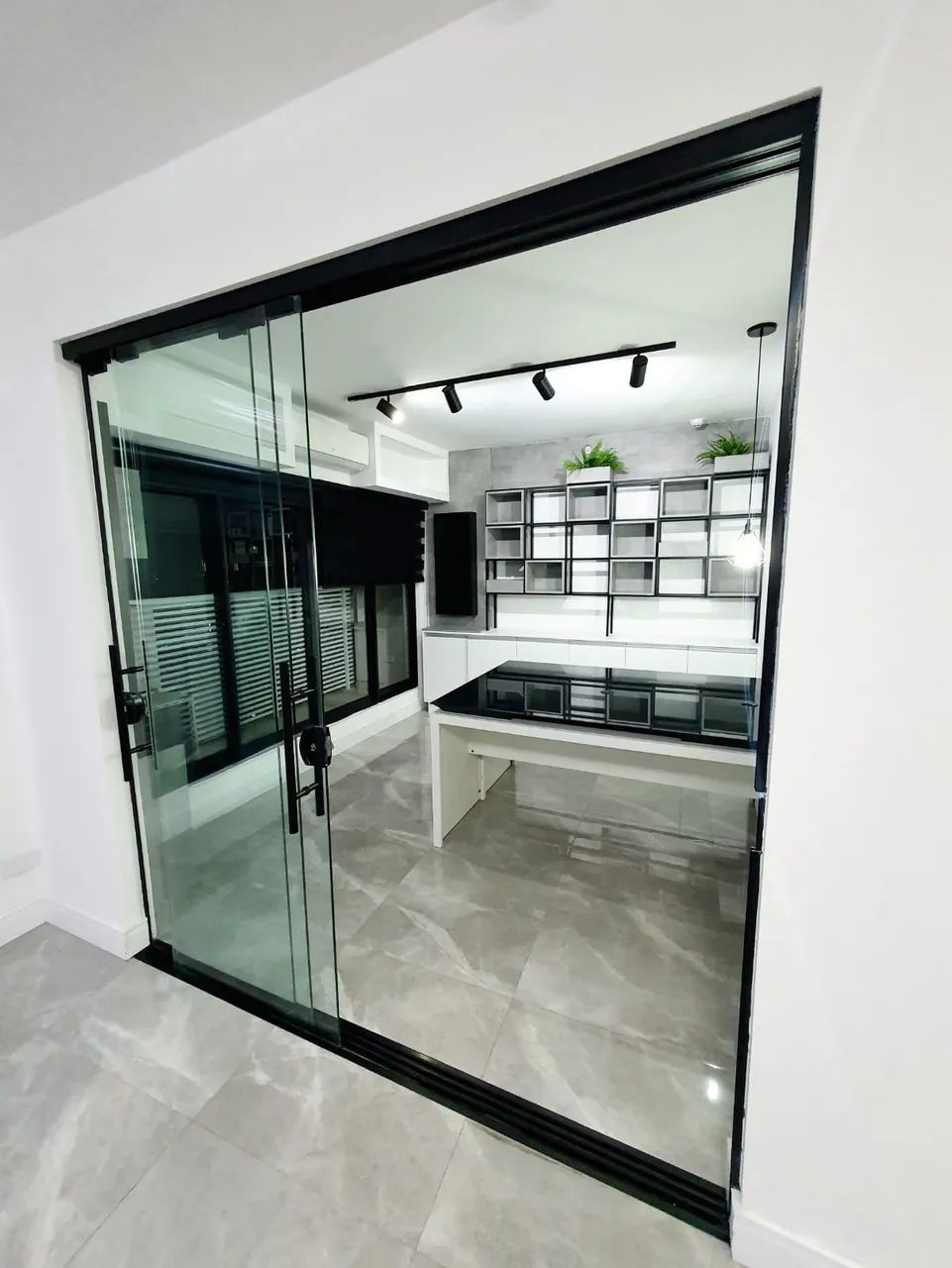 CONJUNTO COMERCIAL COM 4 SALAS, DECORADO E MOBILIADO. - Foto 3