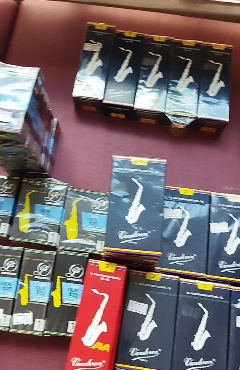 PACOTE DE 52 CAIXAS DE PALHETAS VANDOREN E GONZALEZ  - Foto 2