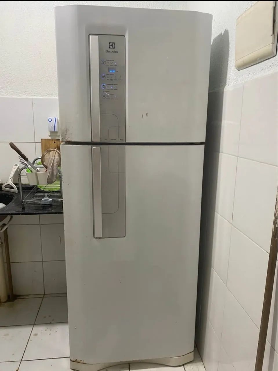 Geladeira com painel digital e gelo seco