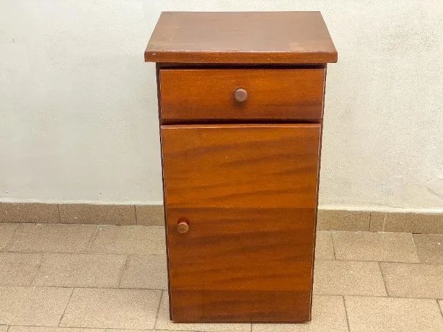 Armário baixo de madeira com uma gaveta e compartimento.