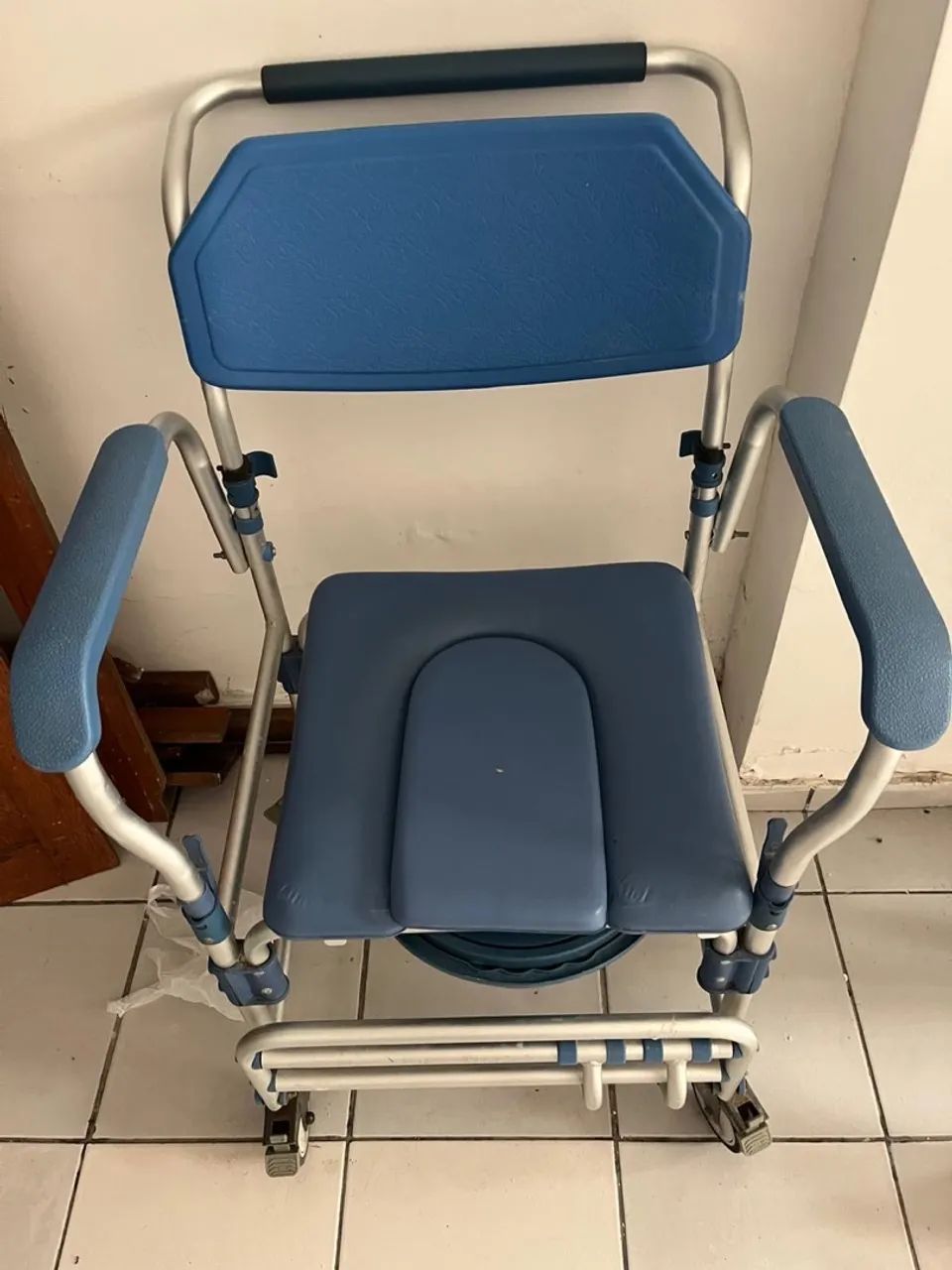 Cadeira de banho em alumínio alcochoada.