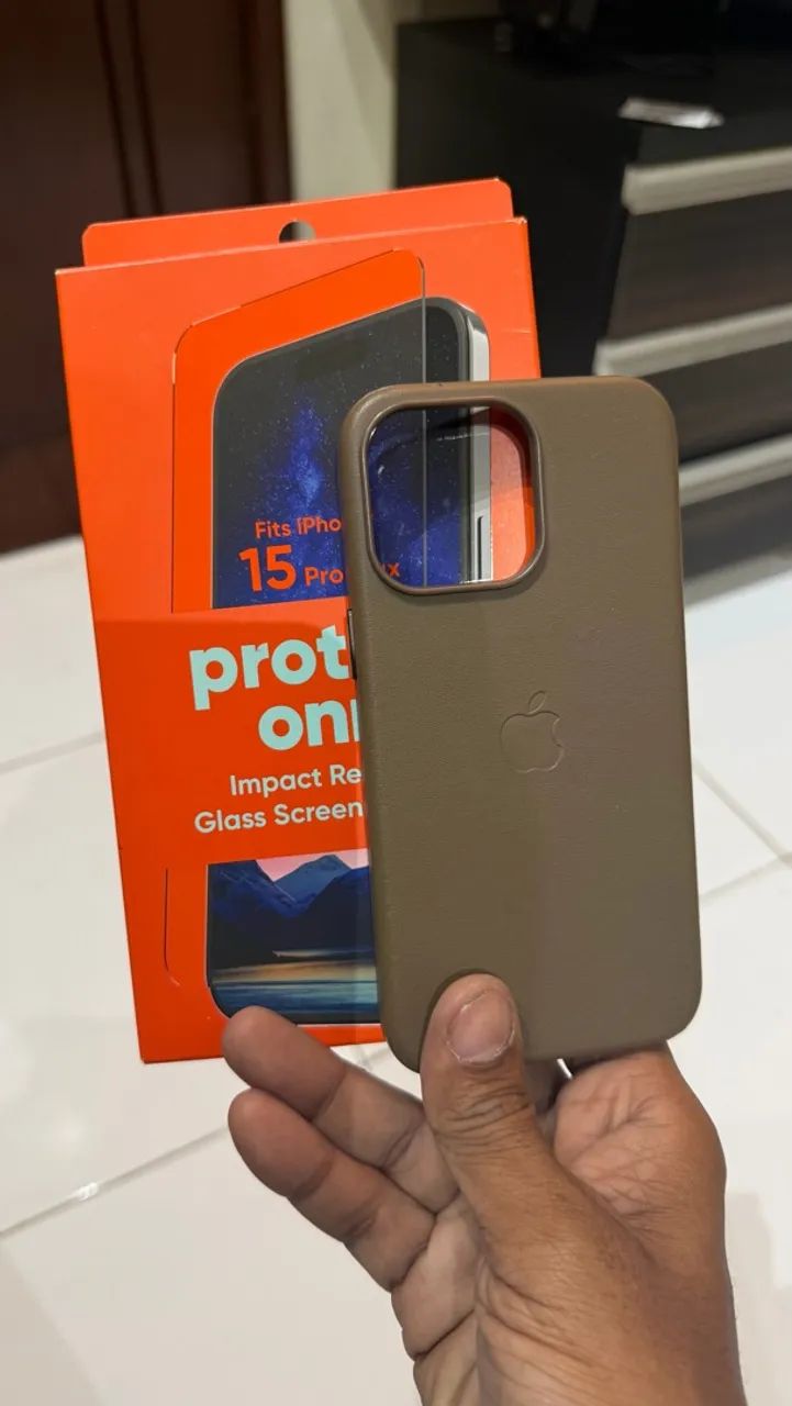 Capa de couro e película IPhone 15 pro Max - Foto 3