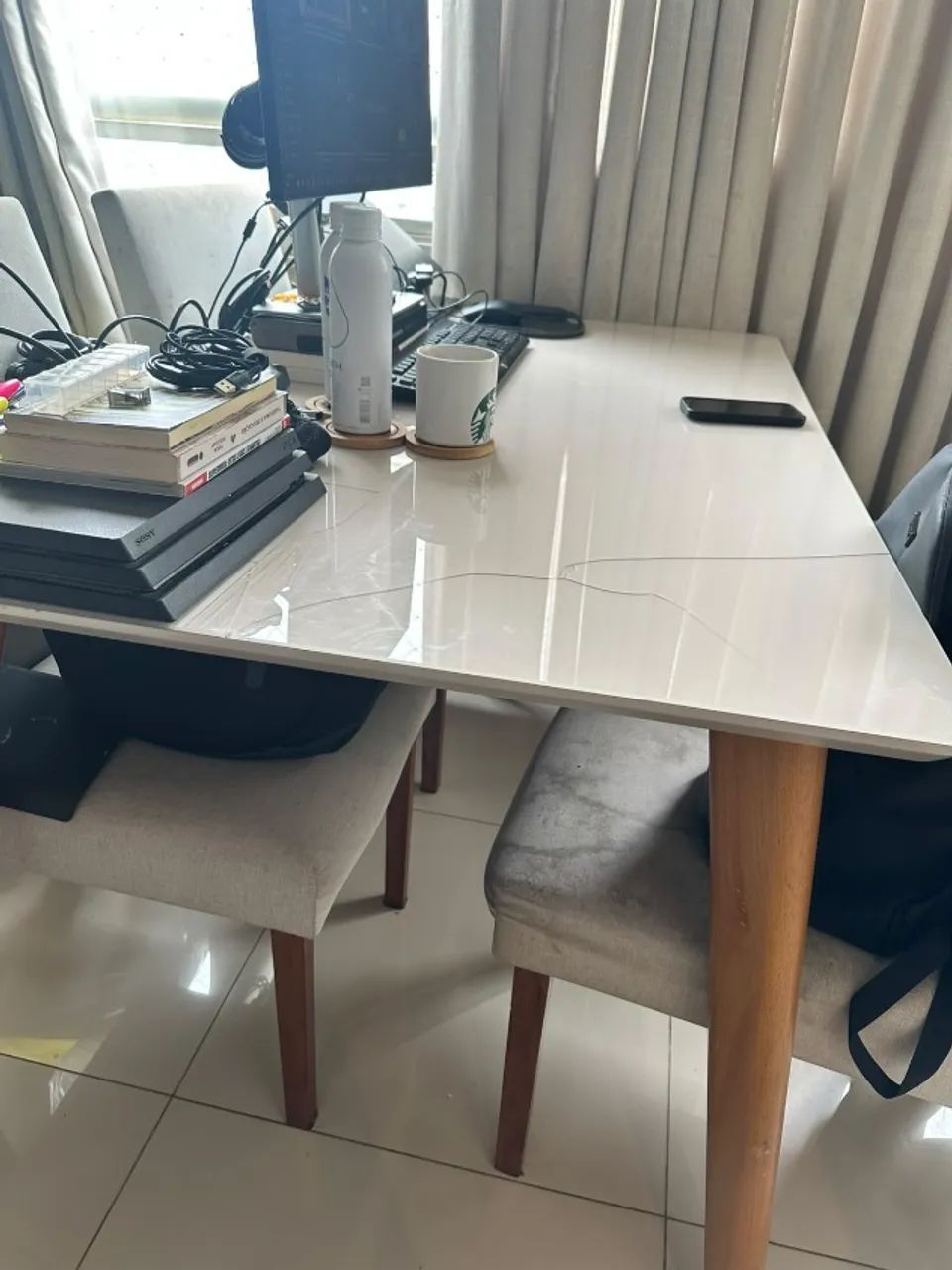 MESA DE JANTAR COM 4 CADEIRAS 