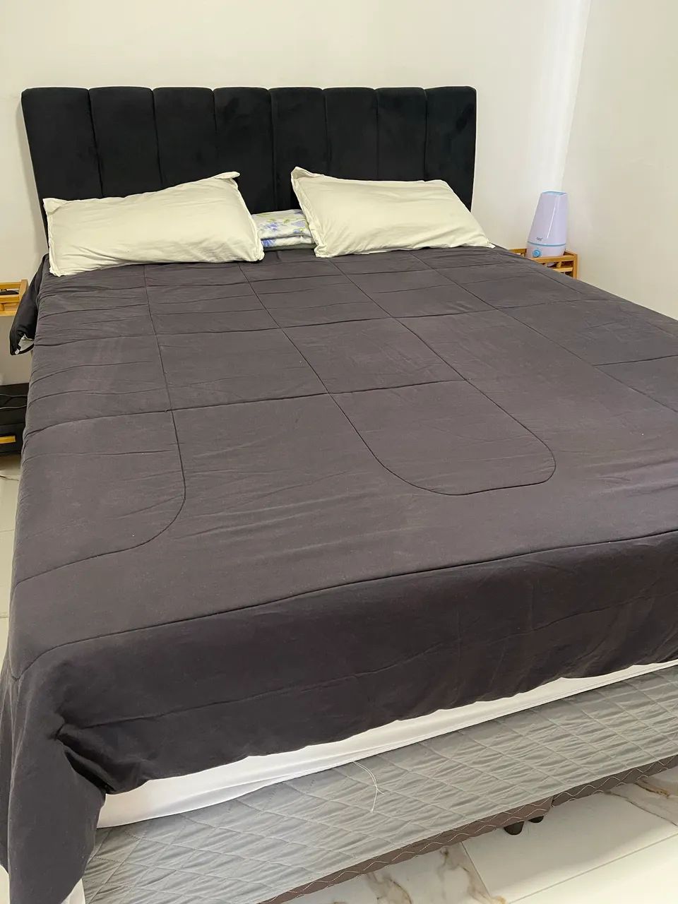 Cama queen, com cabeceira e base