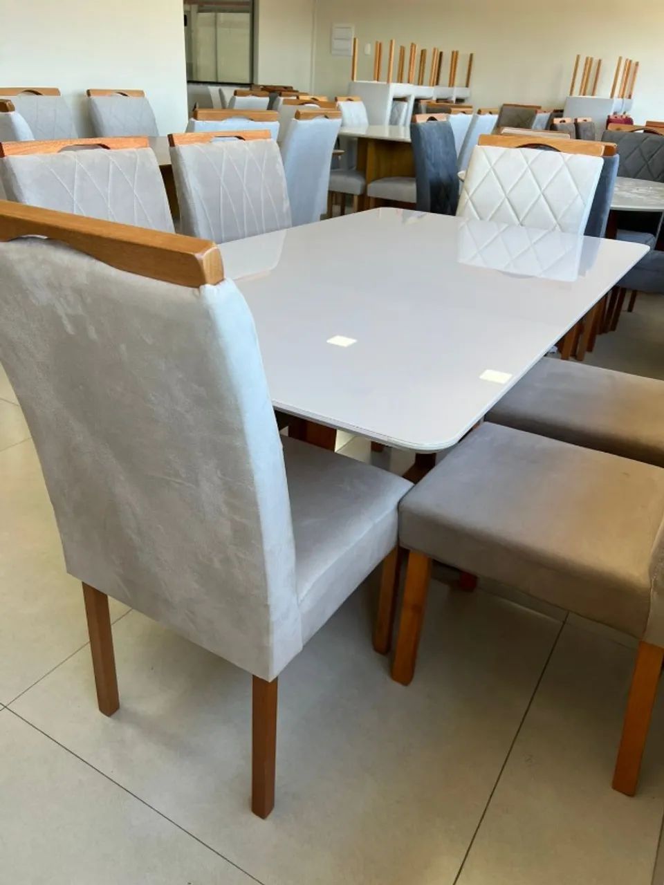 MESA DE JANTAR COM 6 CADEIRAS (ÚLTIMA PEÇA)