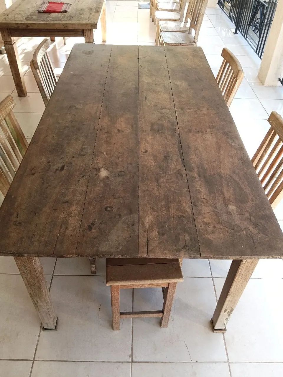 Mesa de madeira de demolição 