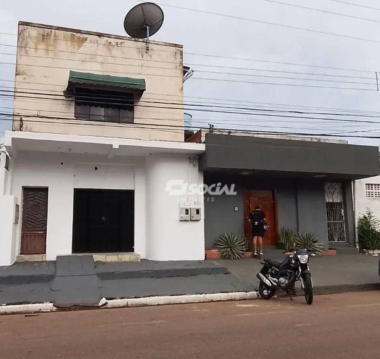 SOBRADO COM 3 SALAS COMERCIAIS E APARTAMENTO COM 4 SUÍTES - LOCALIZAÇÃO NOBRE - Foto 3