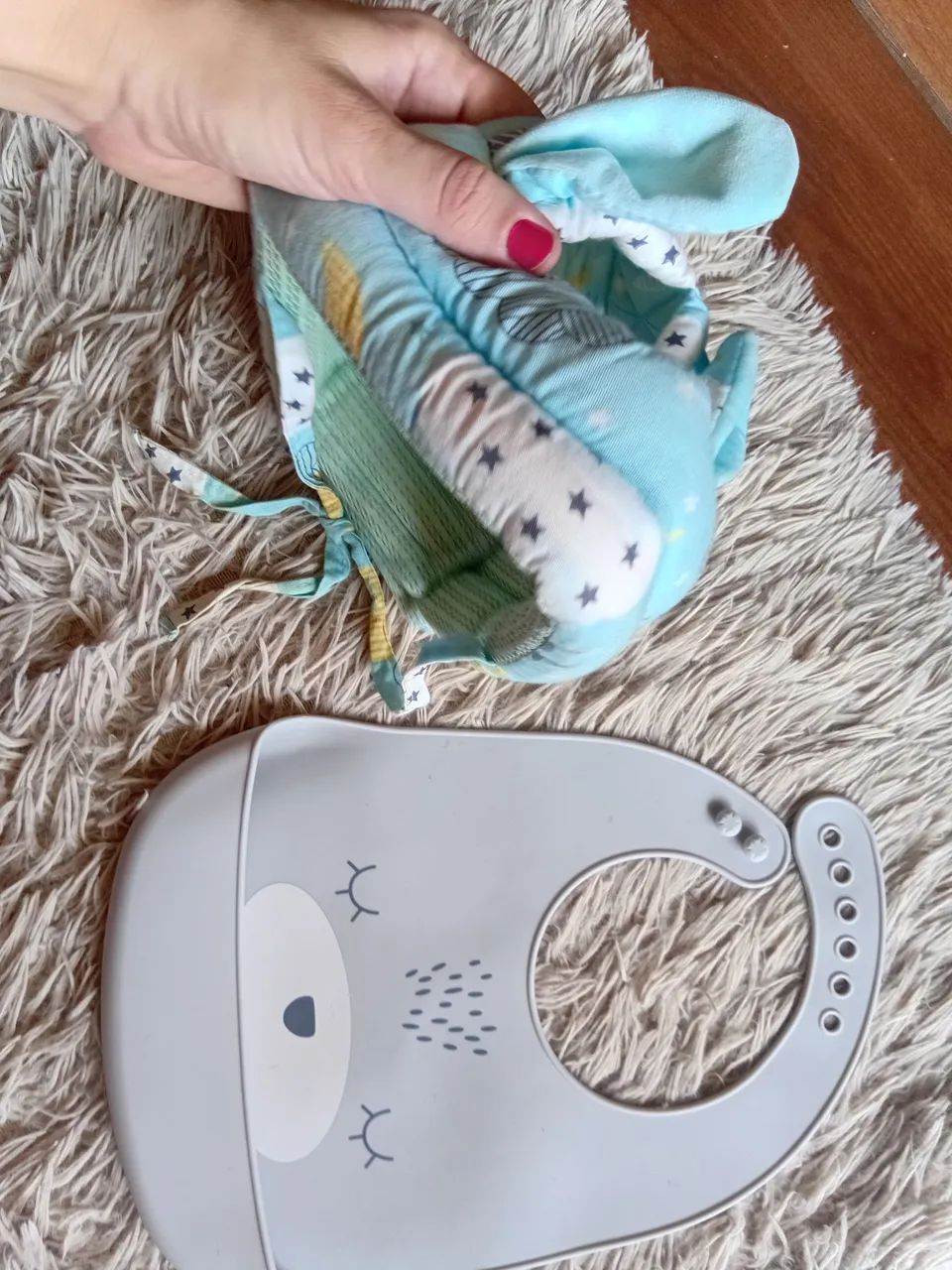 Kit bebê babador silicone buba e protetor de cabeça  - Foto 5