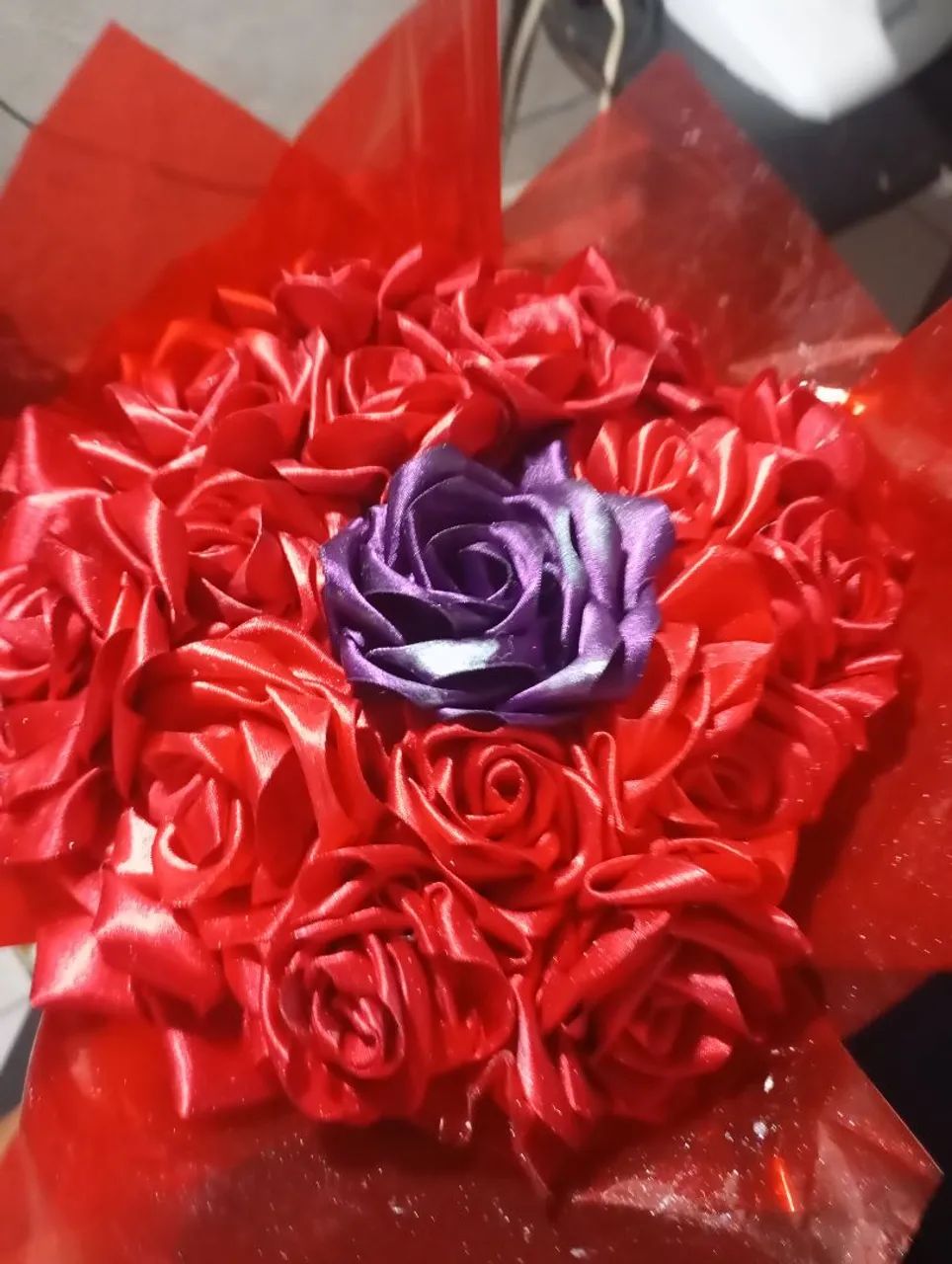 Faça buquê e rosas de cetim 