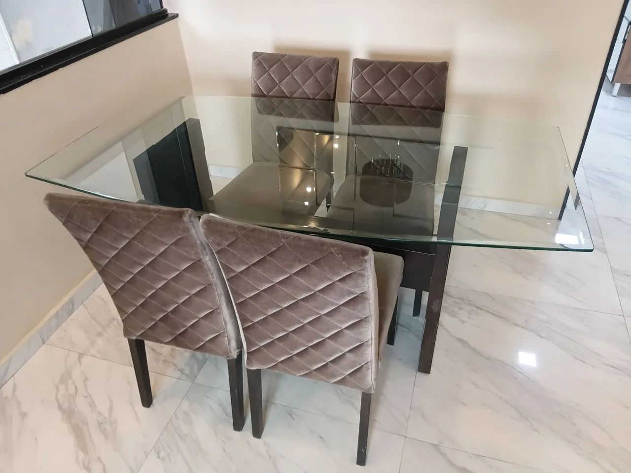 Mesa de jantar com tampo em vidro e 4  cadeiras - Foto 2
