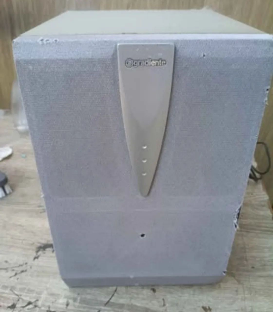 Caixa vintage de subwoofer gradiente funcionando perfeitamente