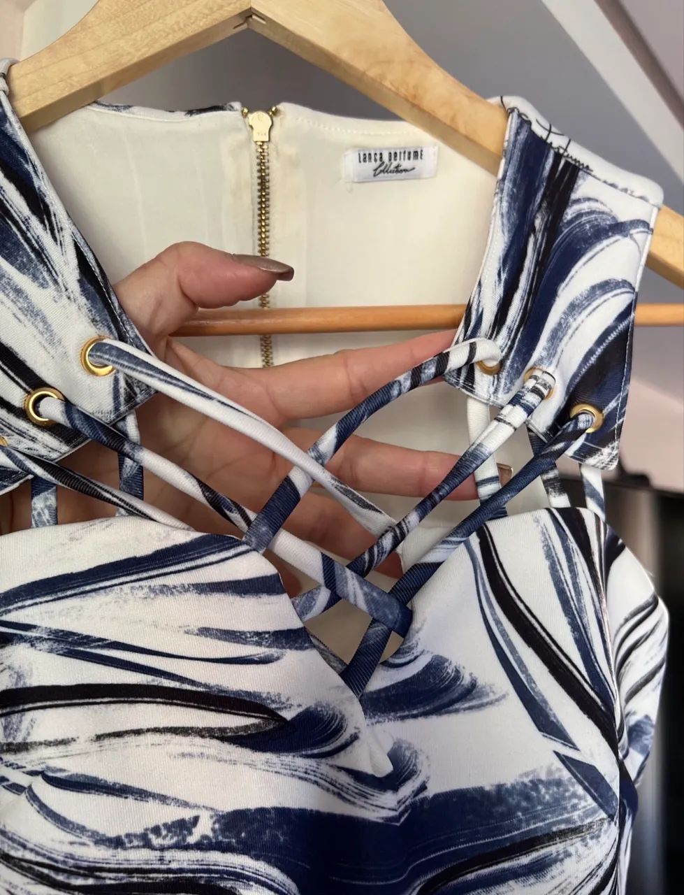blusa lança perfume off white estampada - Foto 4