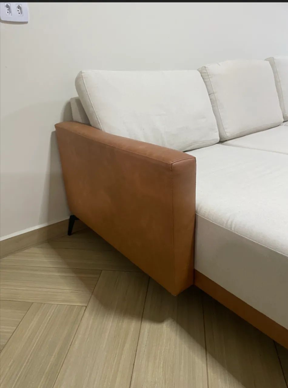 Sofá de Sala em Linho Off White com Couro Caramelo - Foto 2