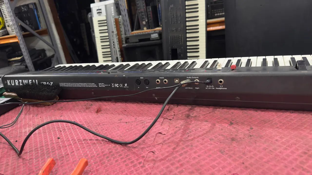 Teclado Sintetizador / Stage Piano Kurzweil SP4-7 (76 Teclas