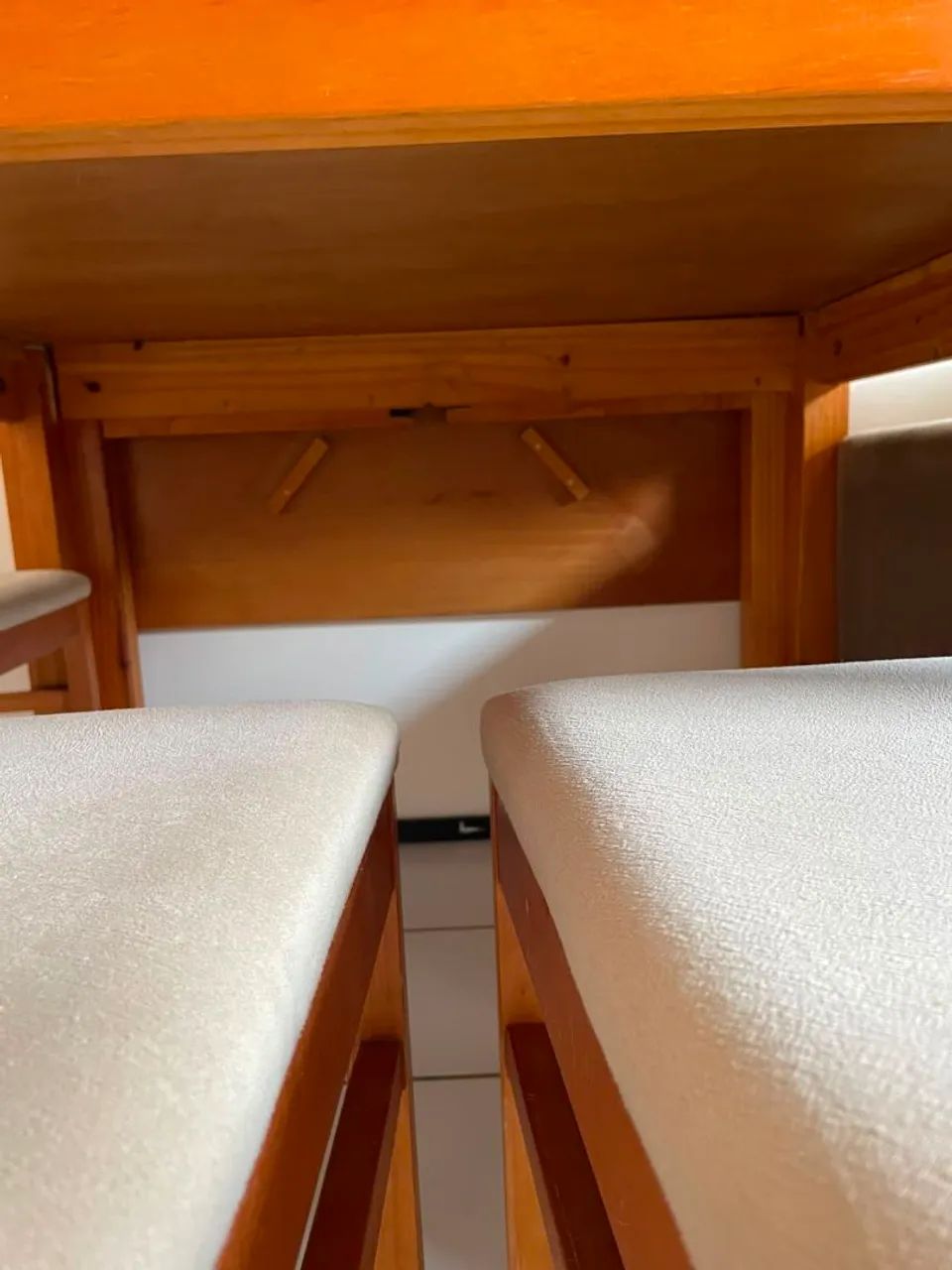 Conjunto Mesa extensível 4 a 6 lugares + 4 cadeiras madeira maciça - Foto 2