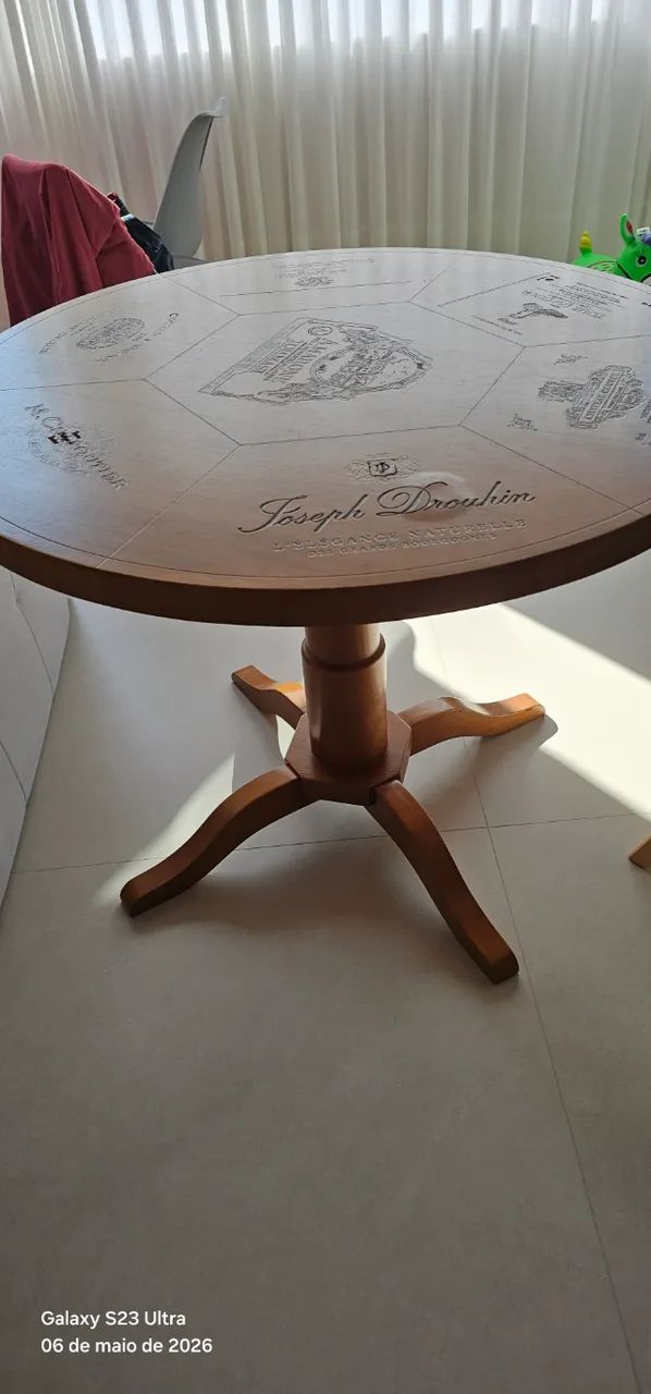 Mesa de jantar redonda com tema de vinho - Foto 2
