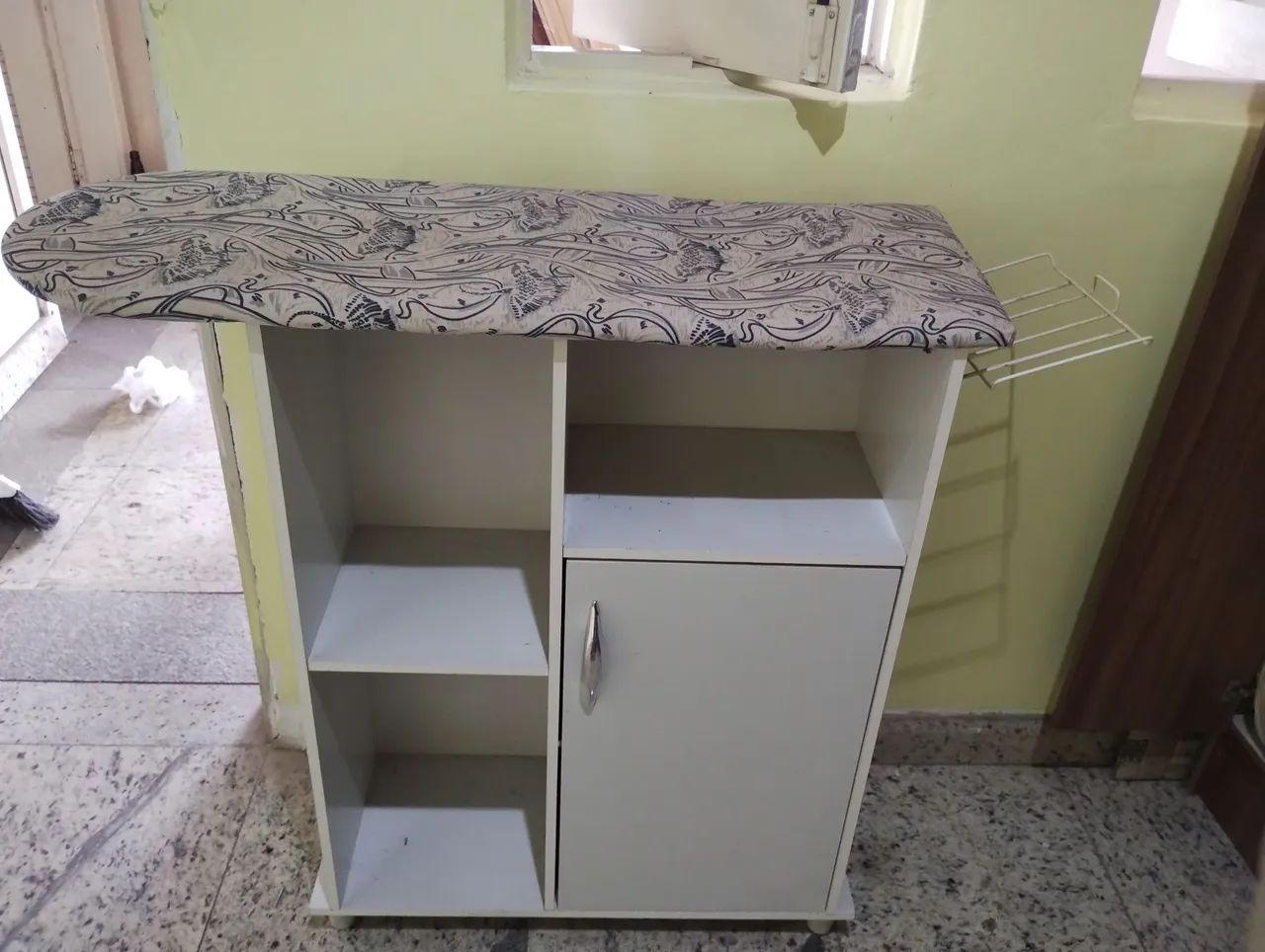Armário multiuso com tábua de passar roupa 