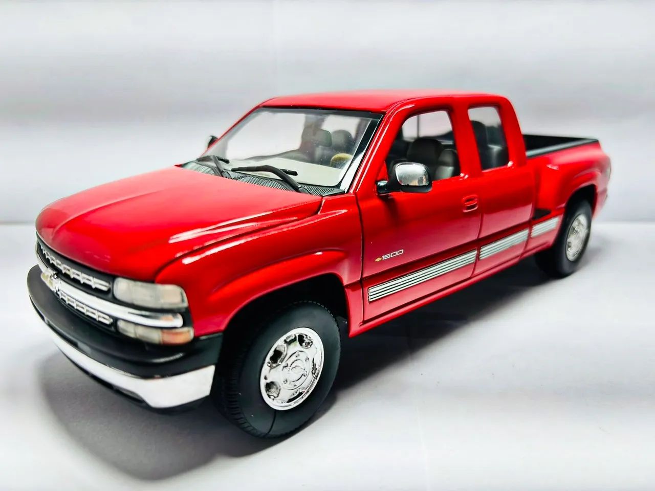 Miniatura Chevrolet Silverado 1999 1/18
