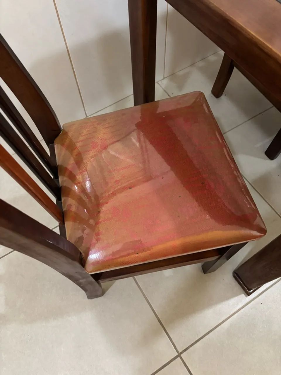 Mesa retangular com tampo de vidro e 4 cadeiras  - Foto 4