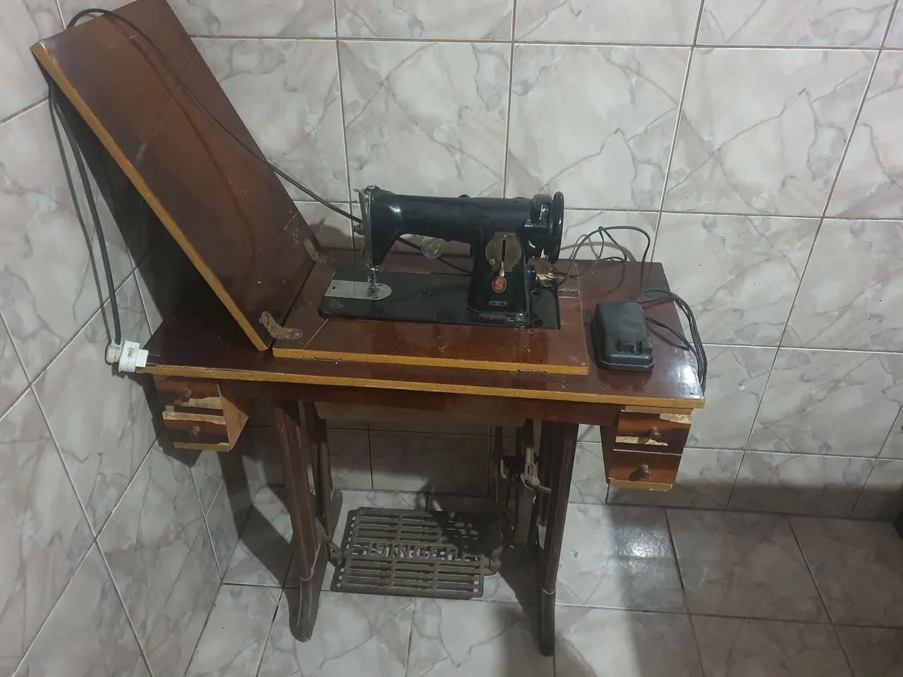 MAQUINA DE COSTURA ANTIGA - Foto 2