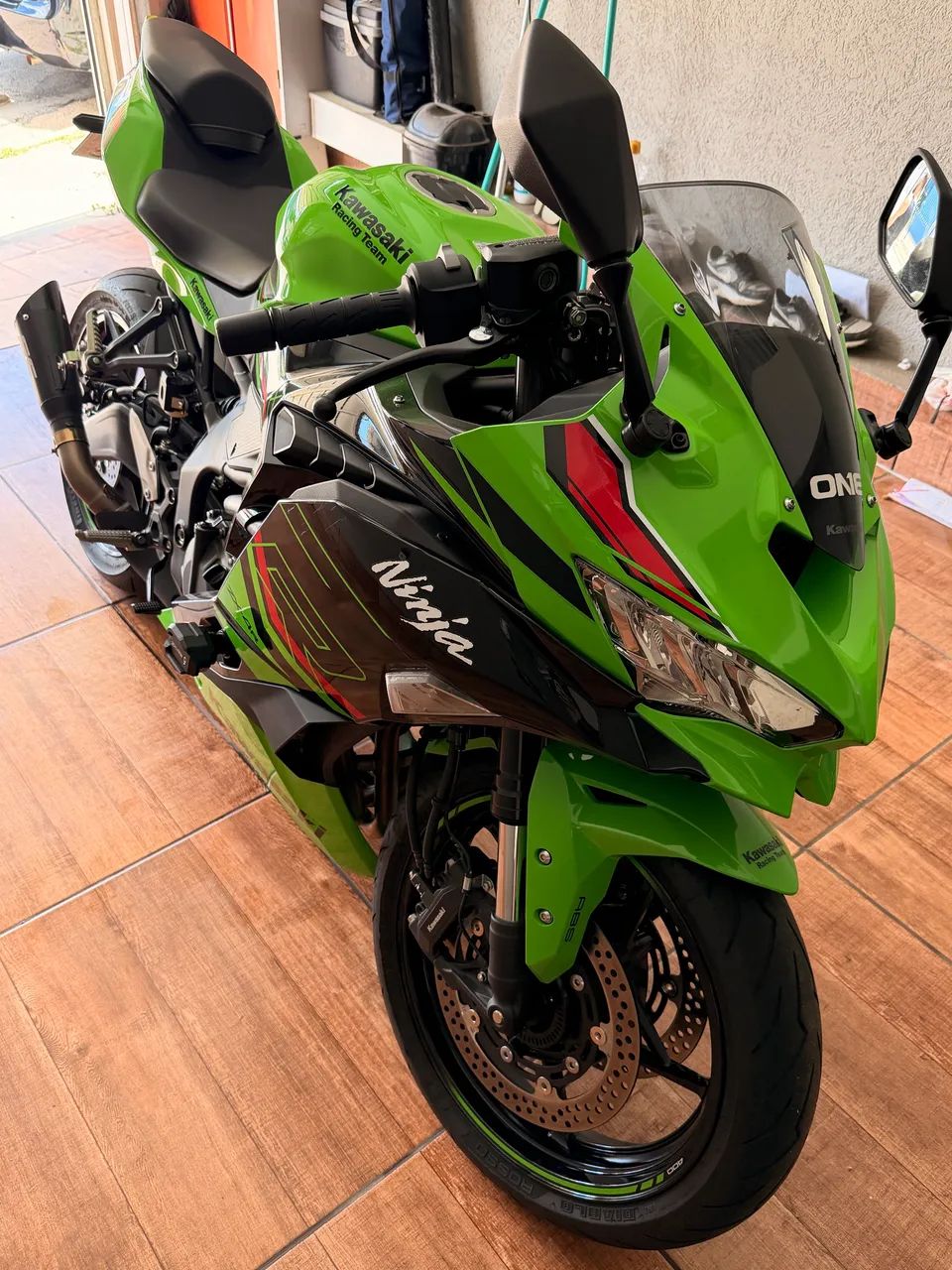 スポーツ Reels Kawasaki apresenta a esportiva de média cilindrada Ninja ZX-4R SE