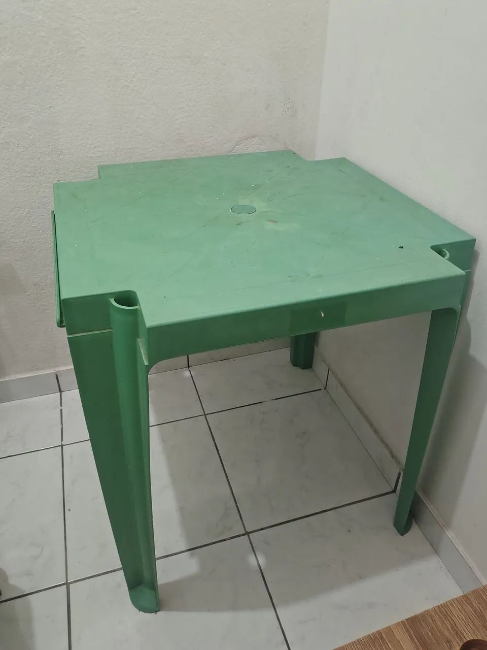 Vendo jogo de mesa com 4 Cadeiras 