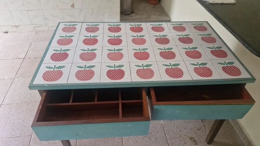 Mesa com 2 bancos