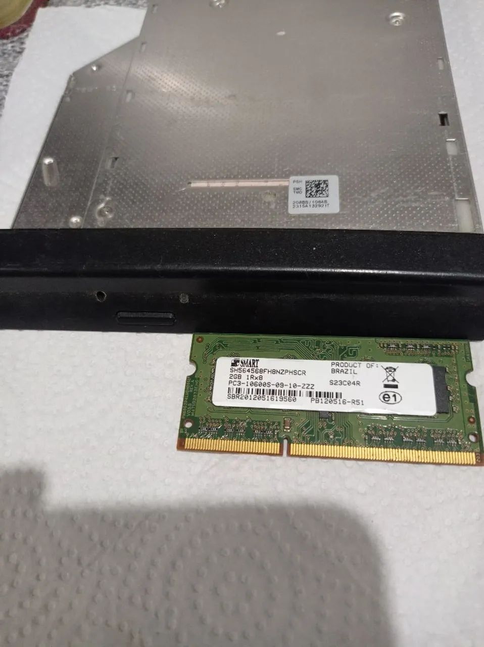 Um leitor de Dvd de notebook um memória ram 2g