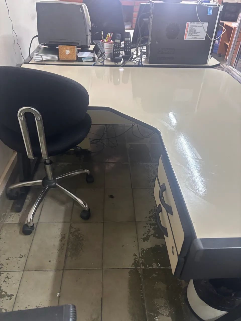Mesa de escritório em L - Foto 2
