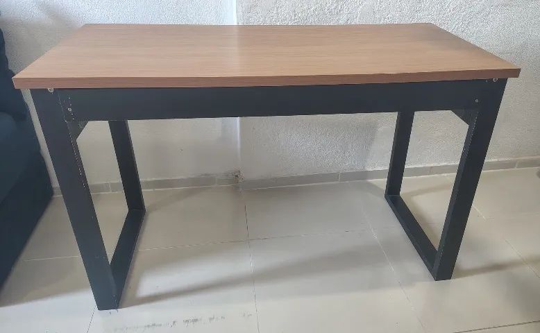 Mesa de escritório com gaveta