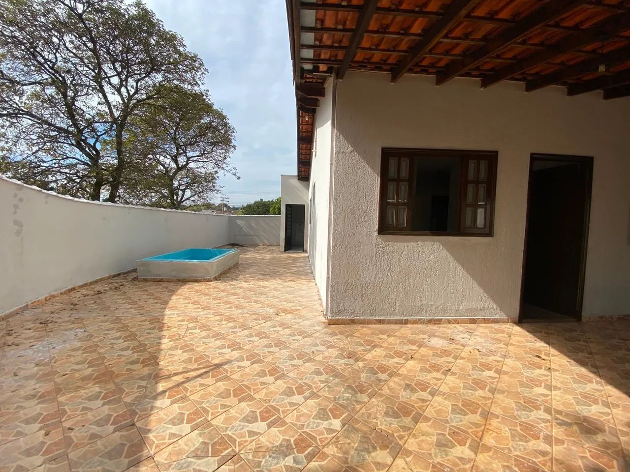 CASA COM PISCINA VENDE OU TROCA  - Foto 2