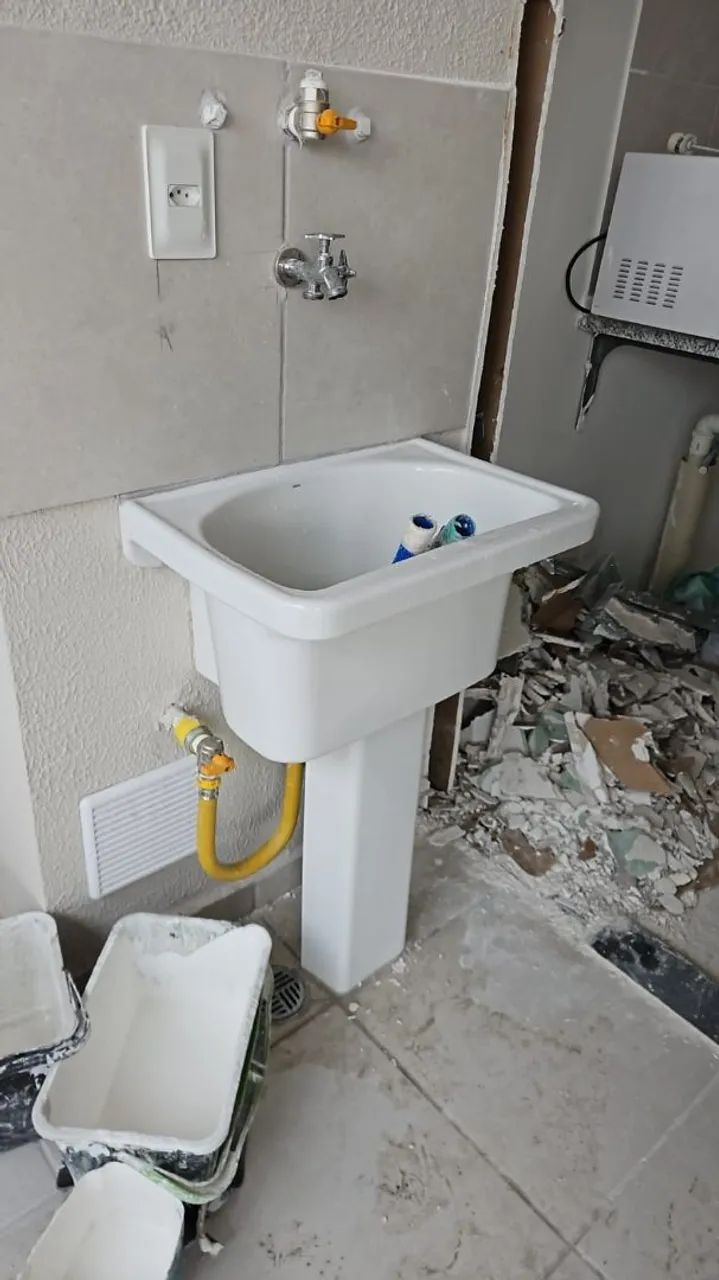 Tanque branco com coluna