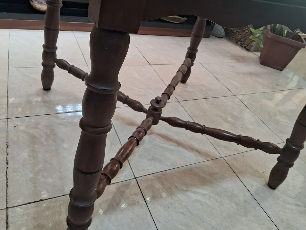 Mesa de jantar em madeira com vidro  - Foto 5