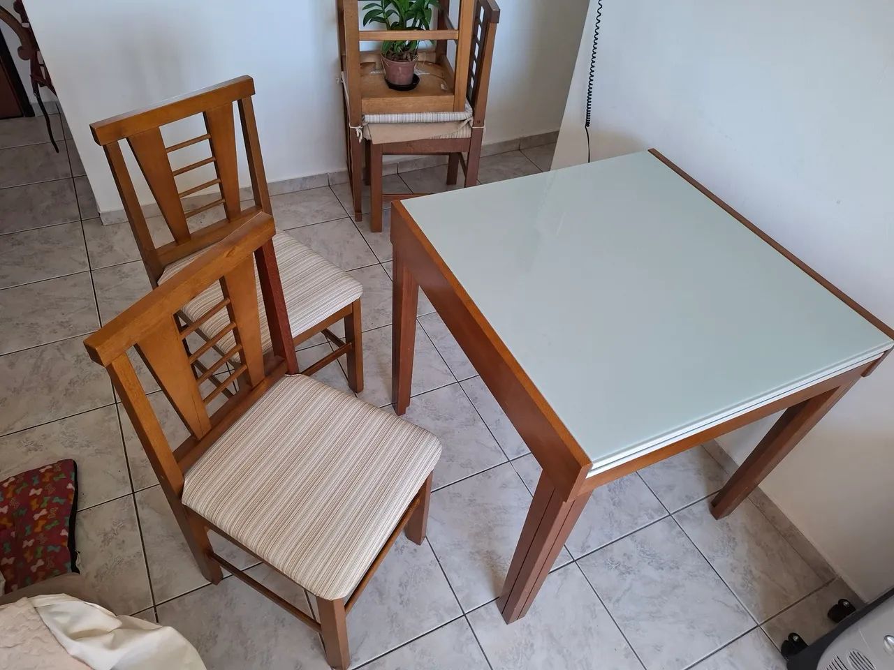 Mesa de Vidro temperado e Madeira Maciça com 4 cadeiras. 