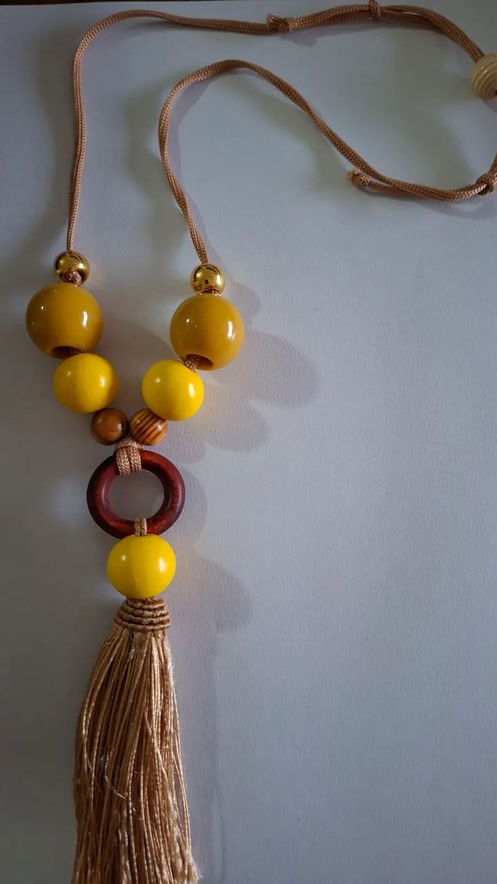 Colar Artesanal Amarelo com Pingente e Tassel - Foto 2
