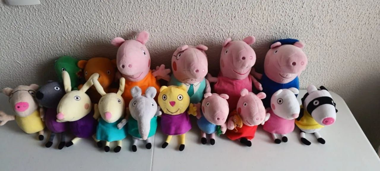 Coleção de pelúcias da Peppa pig.