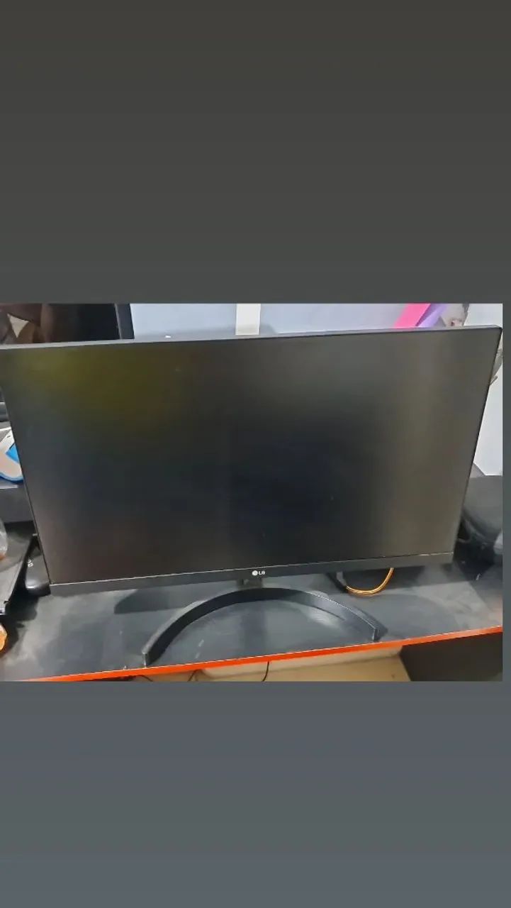 Monitor LG 23,8 polegadas, semi novo em excelente estado..