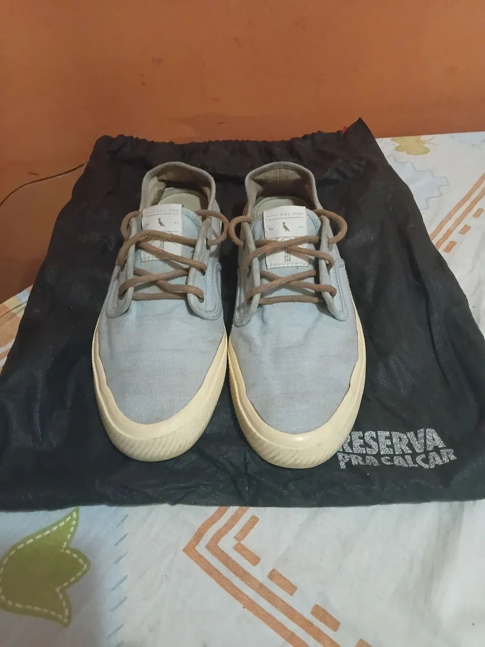 Tênis reserva. 