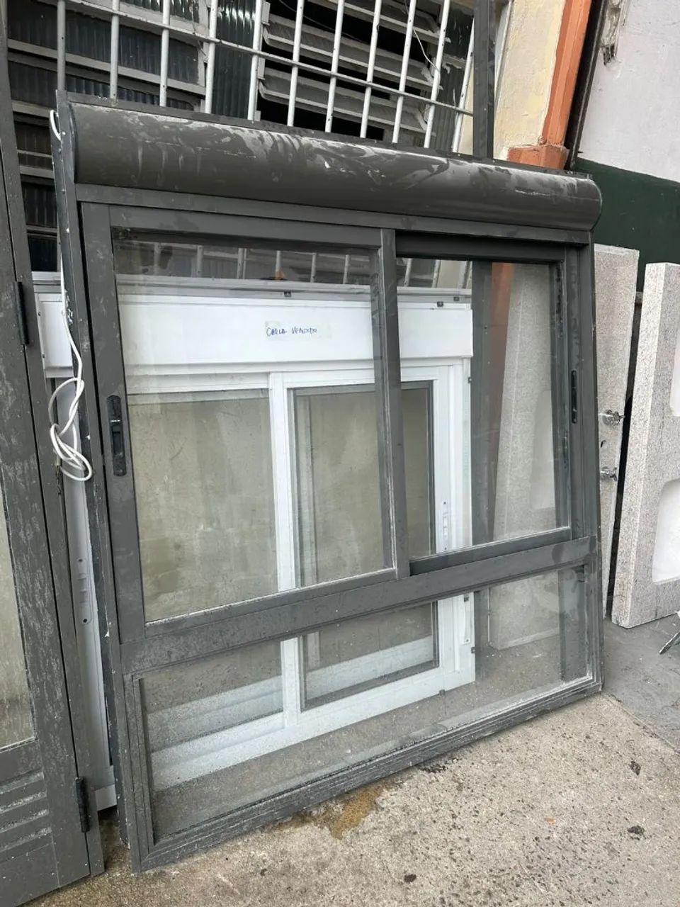 2 janelas com persiana integrada