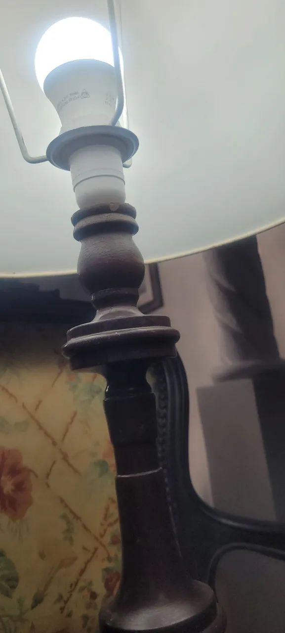 ABAJURE EM MADEIRA CLÁSSICO COM CÚPULA - Foto 4
