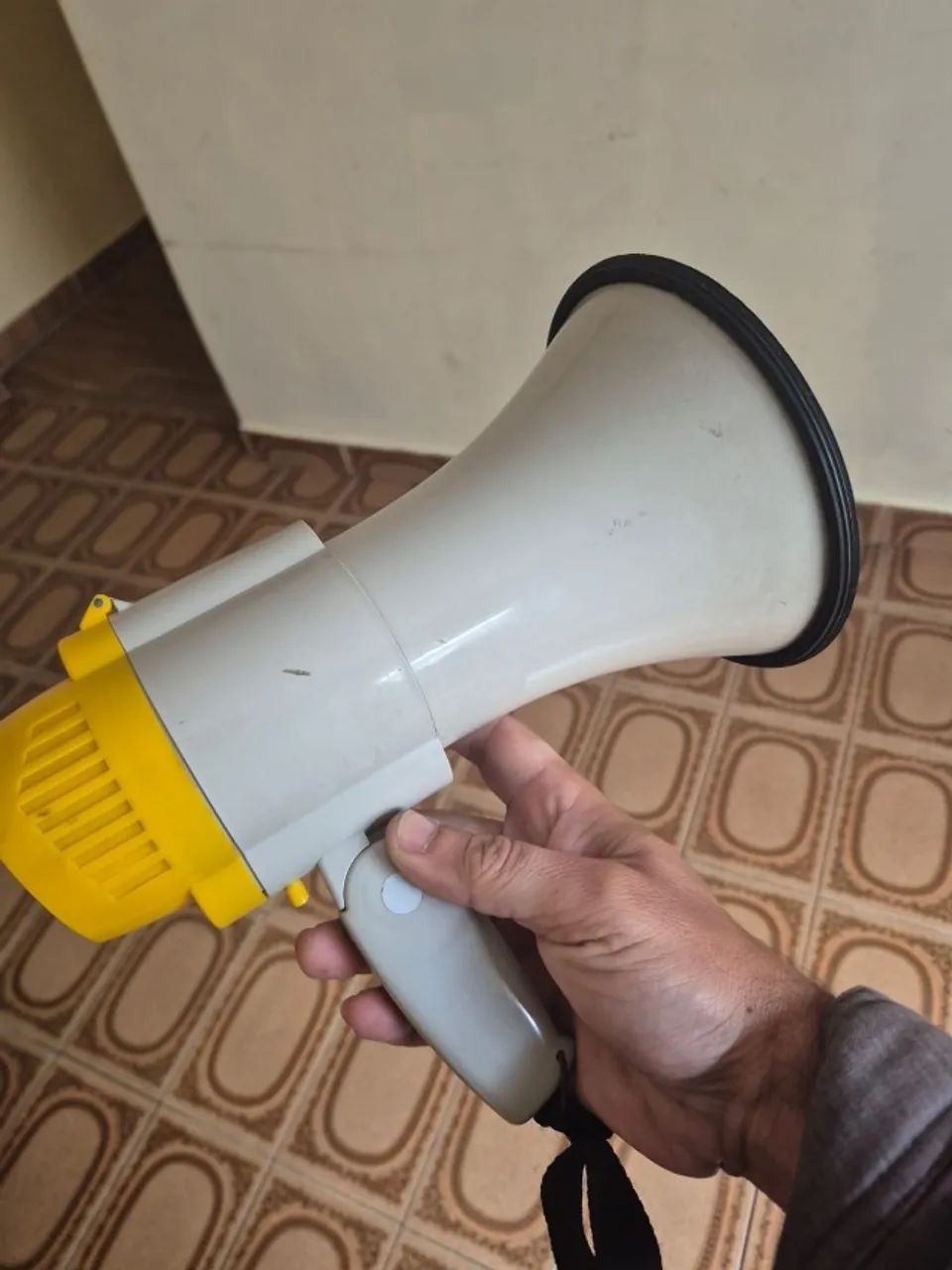 Megafone portátil com sirene musical e gravador - Foto 3