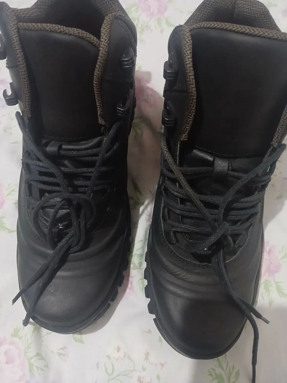 Vede-se uma bota acolchoada 