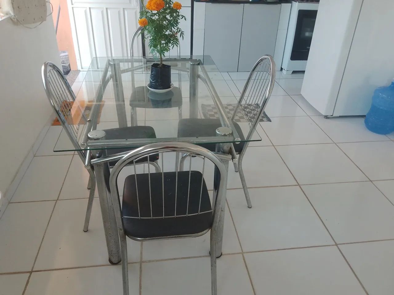 Mesa de vidro com 4 cadeiras. - Foto 3