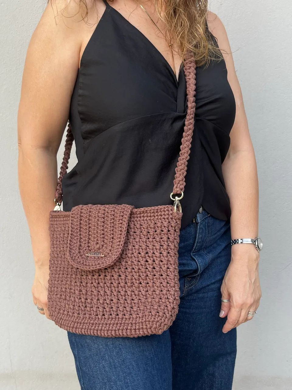 bolsa de crochê feita à mão marrom