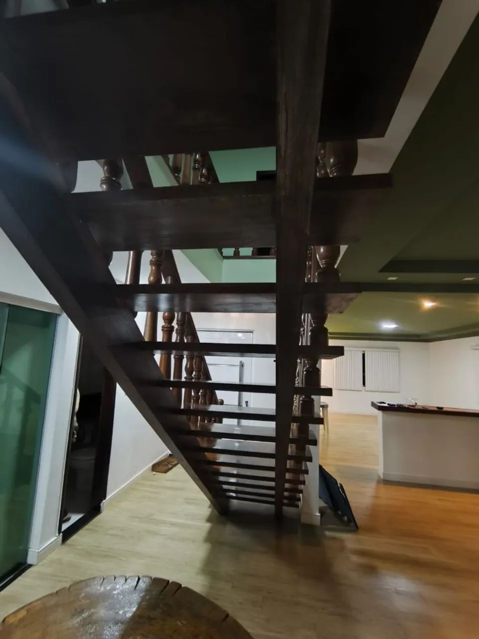 Escada antiga de madeira maciça com corrimão - 5 metros - Foto 4