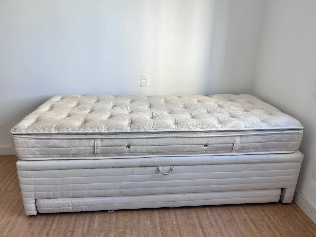 Cama solteiro + box-baú + cama auxiliar